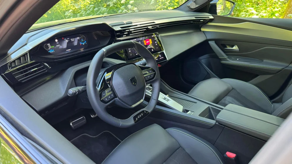 KULT: Peugeot er flinke til å lage god atmosfære. Sjekk det lavt plasserte rattet.. Kilde: elbil.no