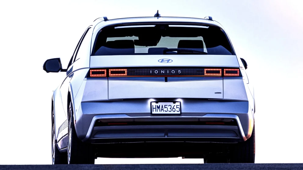 Hyundai og Kia tilbakekaller 14 elbiler etter batterifeil: Eierne må parkere utenfor huset