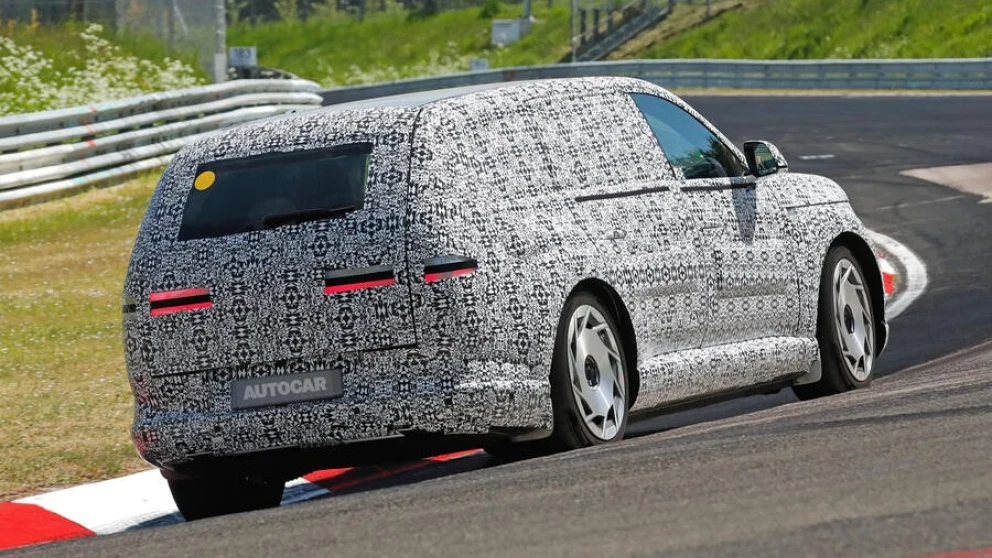 Genesis GV90 i kamuflasje – bakre kvartervinkel. Kilde: autocar.co.uk