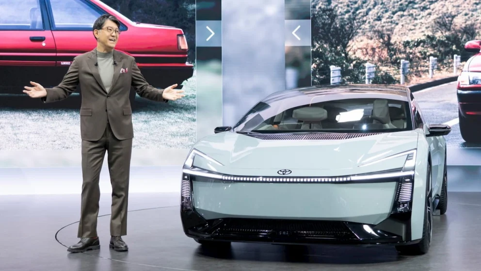 Toyotas administrerende direktør Koji Sato avduker Corolla Concept på Japan Mobility Show (Kilde: Toyota)