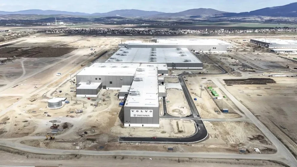 Den nye elbilen skal bygges i en ny fabrikk som Volvo Cars oppfører i Slovakia. Her er lønnsnivået betydelig lavere enn i Sverige. En vanlig bilarbeider kan tjene rundt 14 000 kroner i måneden.. Kilde: carup.se