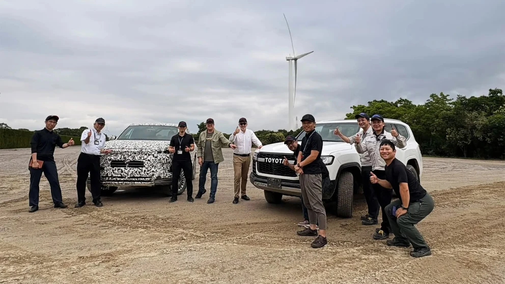 Toyota kan ha lekket sin første elektriske Land Cruiser – et bilde sier mer enn tusen ord
