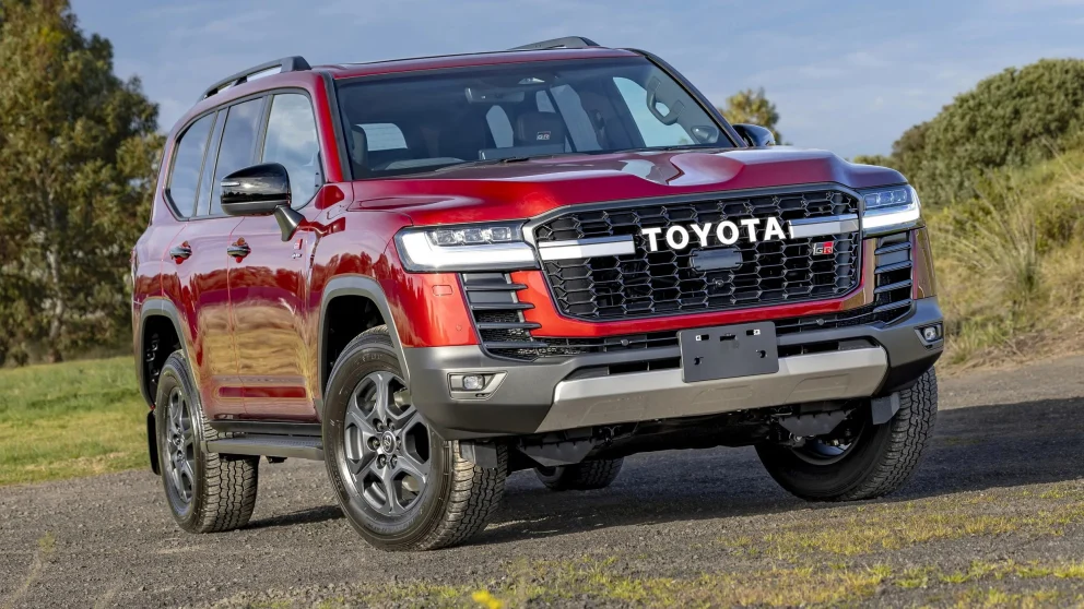 Toyota kan ha lekket sin første elektriske Land Cruiser – et bilde sier mer enn tusen ord