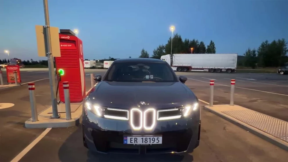 BMW iX3 ladet i 15 minutter og kjørte ut på motorveien — her er spesifikasjonene bak utfordringen