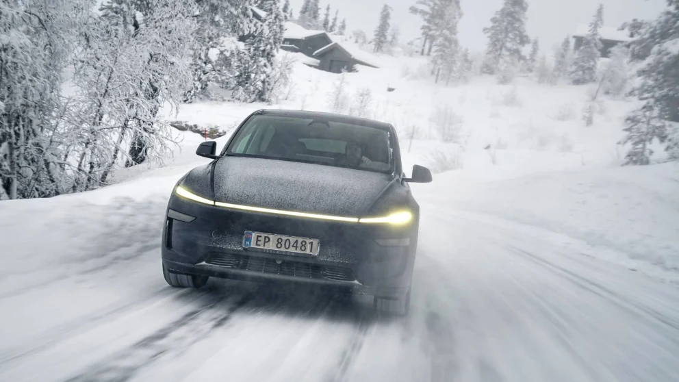 VINTERTESTET: I vår vintertest var Model Y trygg på glatt føre, men kunne bli noe nervøs når den ble presset. Nå får Teslaen flere innstillinger for antispinn. Foto: Jamieson Pothecary/elbil.no.