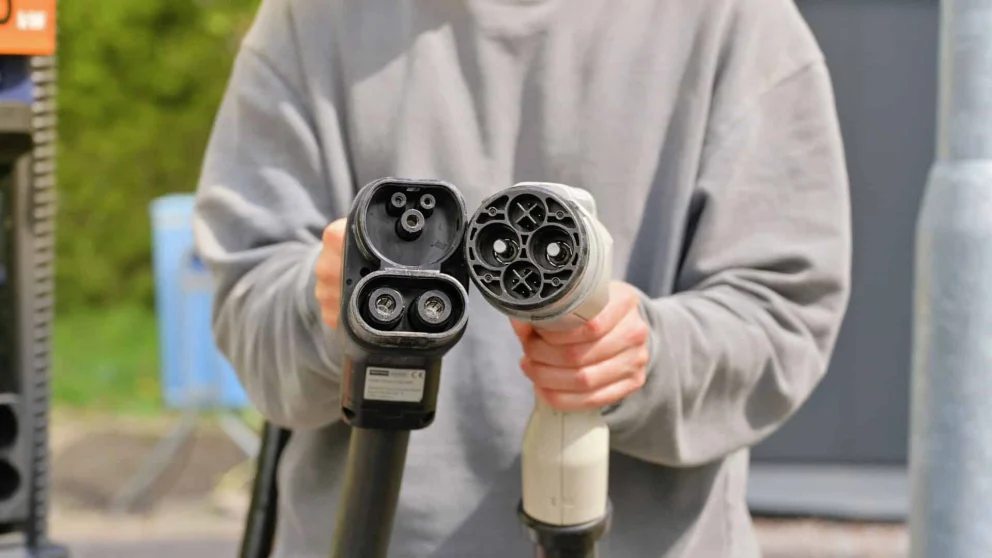 NO MO' CHADEMO? Det er ladeplugger av typen til høyre innskriveren bekymrer seg for om er i ferd med å forsvinne fra ladestasjonene. Foto: Jamieson Pothecary/ elbil.no