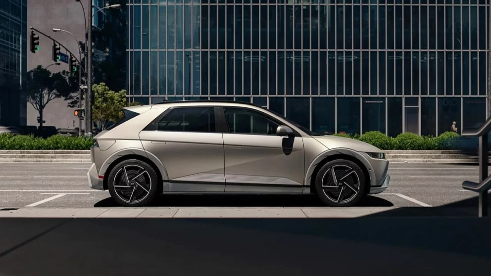 Ny Ioniq 5-testbil fotografert med 18-tommers skjerm