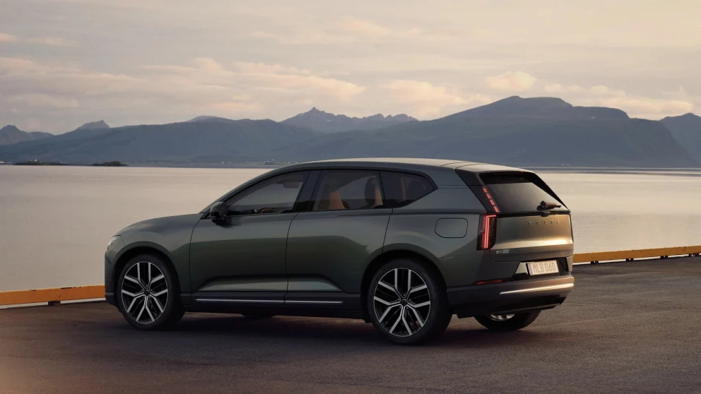 Første kjøretest av Volvo EX60: Rolig, romslig – og litt for avhengig av skjermen