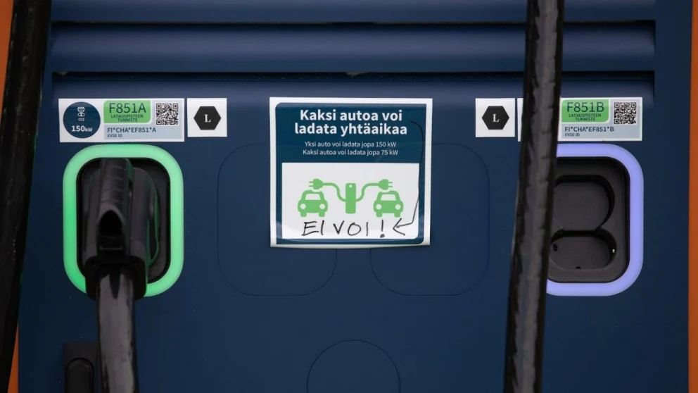 Nesten halvparten av nye biler i Finland er elbiler – og veksten akselererer