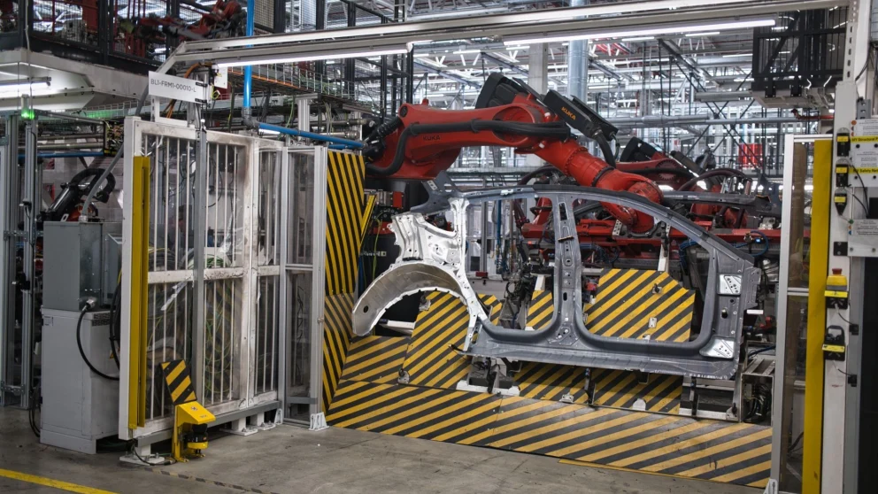 Første karosserideler tilføres hovedproduksjonslinjen. Kilde: elektroauto-news.net