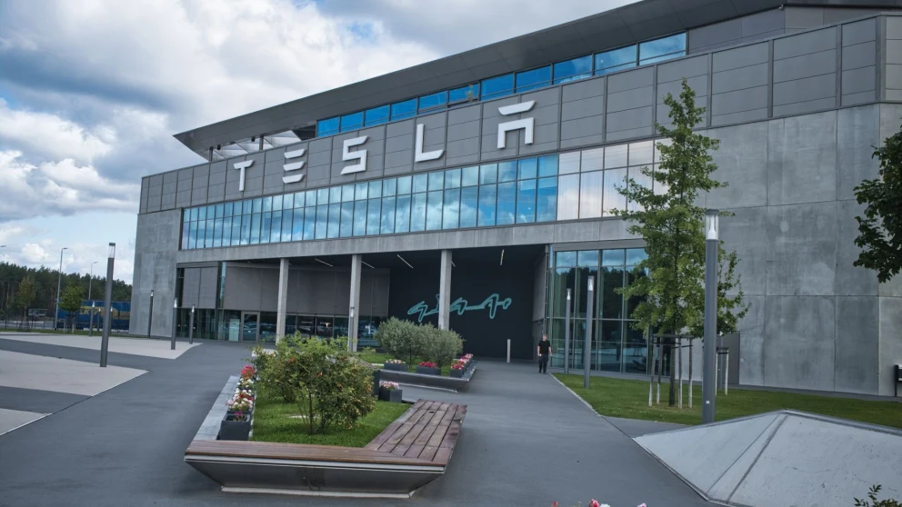 Utsikt over inngangen til Teslas Gigafactory Grünheide. Kilde: elektroauto-news.net