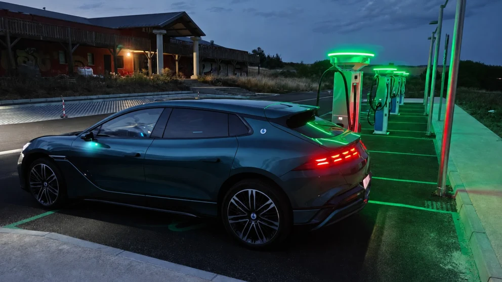 Denza Z9 GT ladet med 721 kW på fransk ladestasjon