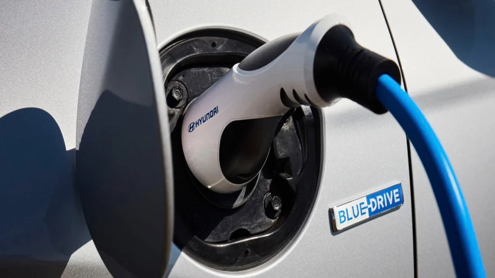 En lader koblet til en elbil. Kilde: motor.es