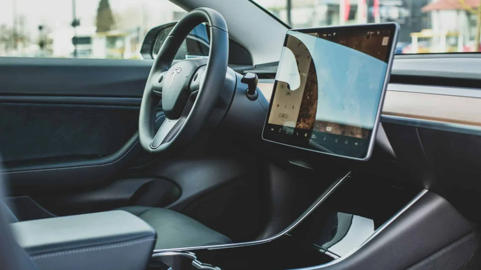 Britisk test: Tesla Model Y hadde 122 spøkelsesbremser – over 15 ganger flere enn BMW i5