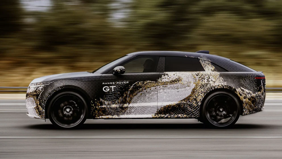 I profil er to ting tydelige: Range Rover GT er merkets første ikke-SUV – men den er fortsatt enorm.. Kilde: hvilkenbil.dk