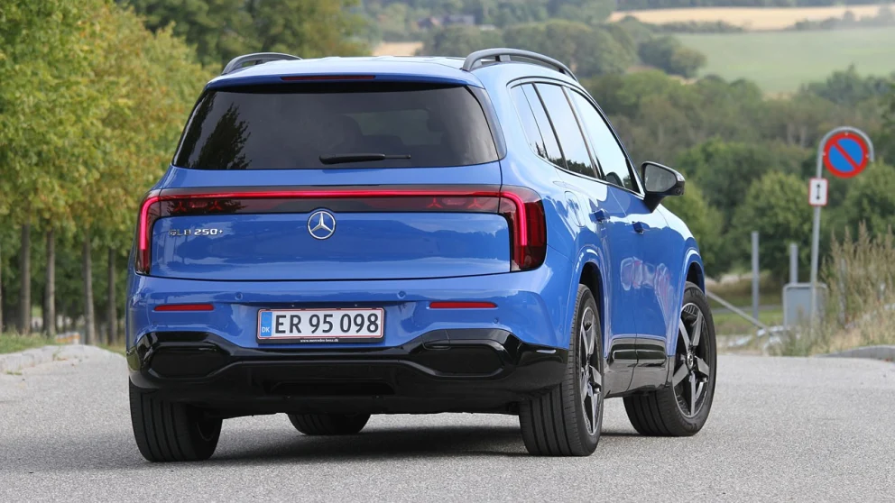 Mercedes viderefører den oppreiste offroader-stilen fra EQB i GLB. Men under designet er alt nytt og bedre.. Kilde: hvilkenbil.dk