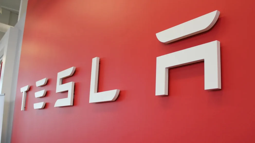 Europa nøler etter gigantisk Tesla-tilbakekalling i Kina