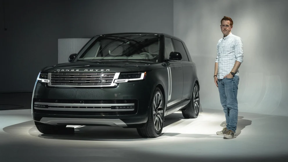 Range Rover | EAN-utgiver Sebastian Henßler ved siden av den nye Range Rover Electric. Kilde: elektroauto-news.net