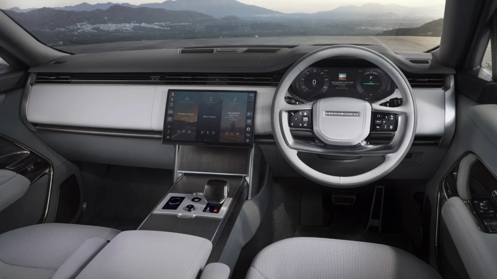 Både ute og inne ligner Range Rover seg selv - man kan ikke umiddelbart se at det er snakk om en elbil.. Kilde: hvilkenbil.dk