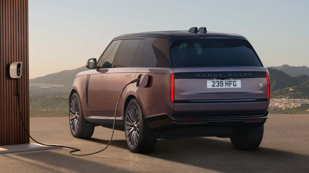 Range Rover Electric har et batteri på 119 kWh. Det er nesten beskjedent for en så enorm bil, men rekkevidden er fine 600 km.. Kilde: hvilkenbil.dk