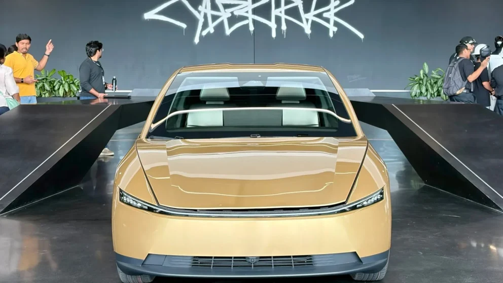 Tesla Cybercab kjører nå betalte robotaxi-turer i Austin