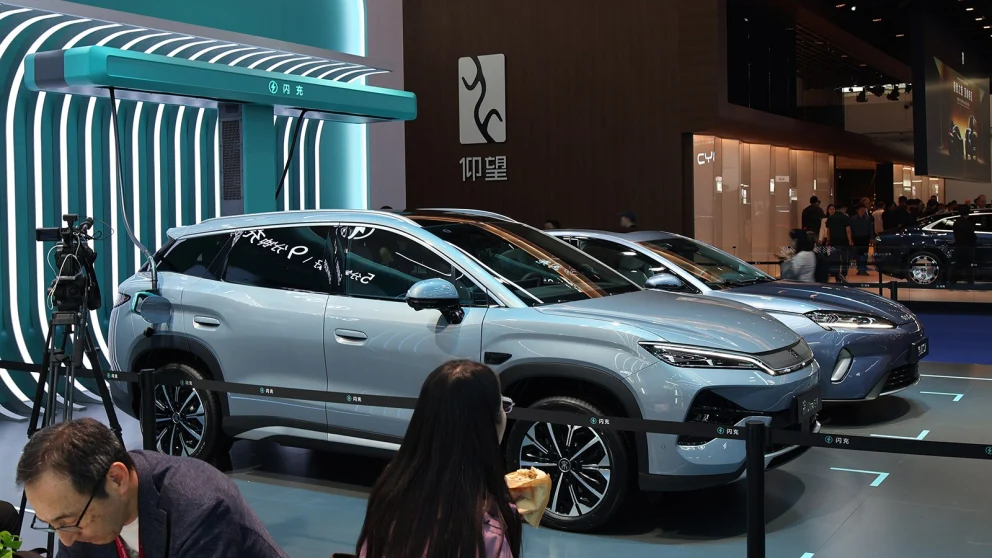 BYD hever utenlandssalget og sikter mot 2,5 millioner utenfor Kina i 2027
