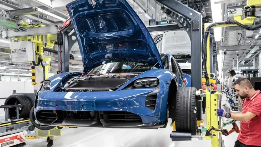 EU varsler nye batterifeil i Porsche Taycan – kan øke brannrisikoen