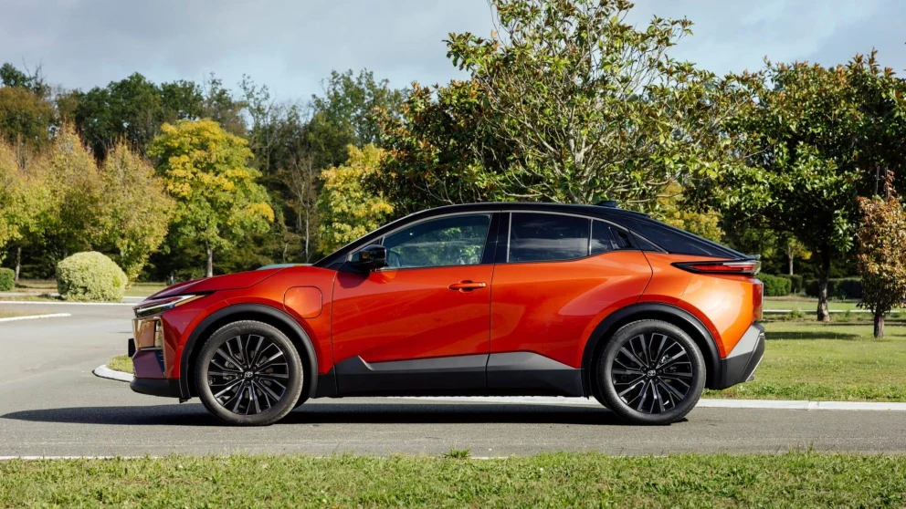 Toyota tilbakekaller C-HR+ etter programvarefeil som kan stoppe bilen i trafikken
