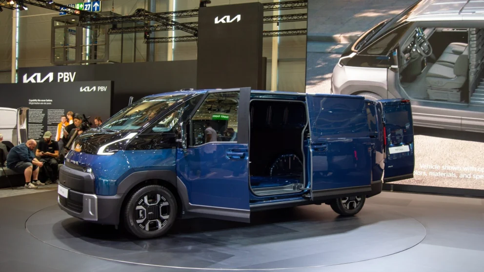 Kia PV7 kan igjen fås med ulike løsninger for å laste. Lastvolumet strekker seg fra 6,1 til 8 kubikkmeter avhengig av versjon.. Kilde: elbilen.se