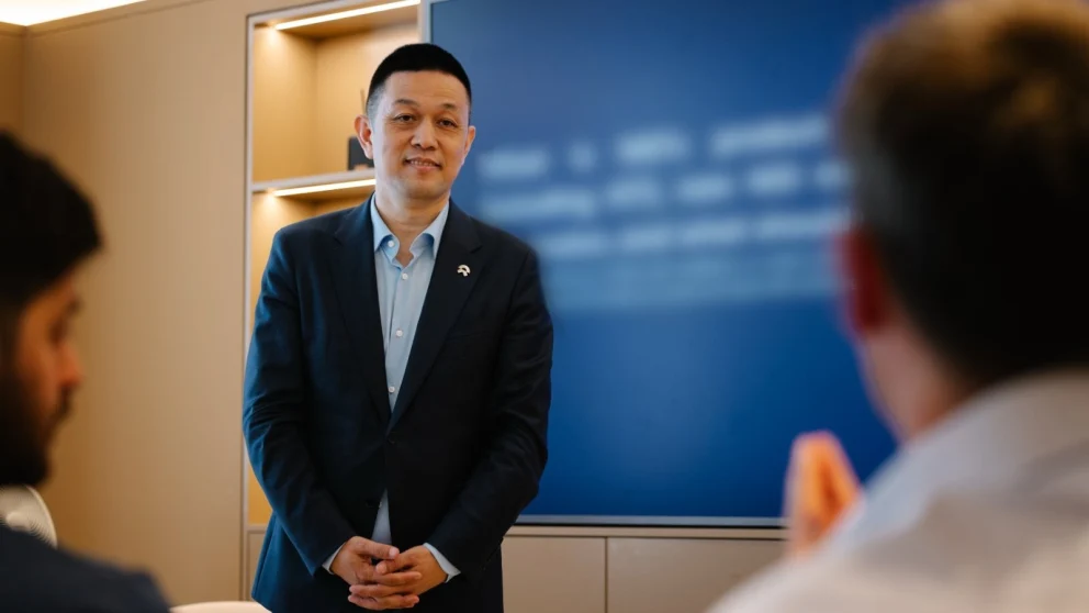 William Li, grunnlegger, styreleder og administrerende direktør i Nio, hadde ansikt-til-ansikt-diskusjoner med lokale eiere i Europa.. Kilde: cnevpost.com
