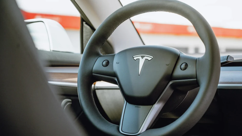 NOK EN TESLA-MILEPÆL I NORGE: Tesla har passert 200 000 registrerte biler her i landet. Foto: Jamieson Pothecary / elbil.no