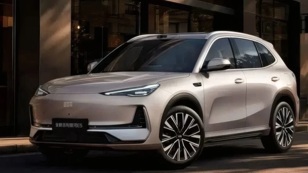 Geely E5 går fra 218 til 329 hk og det nye batteriet sikter mot rundt 520 km WLTP. Kilde: motor.es