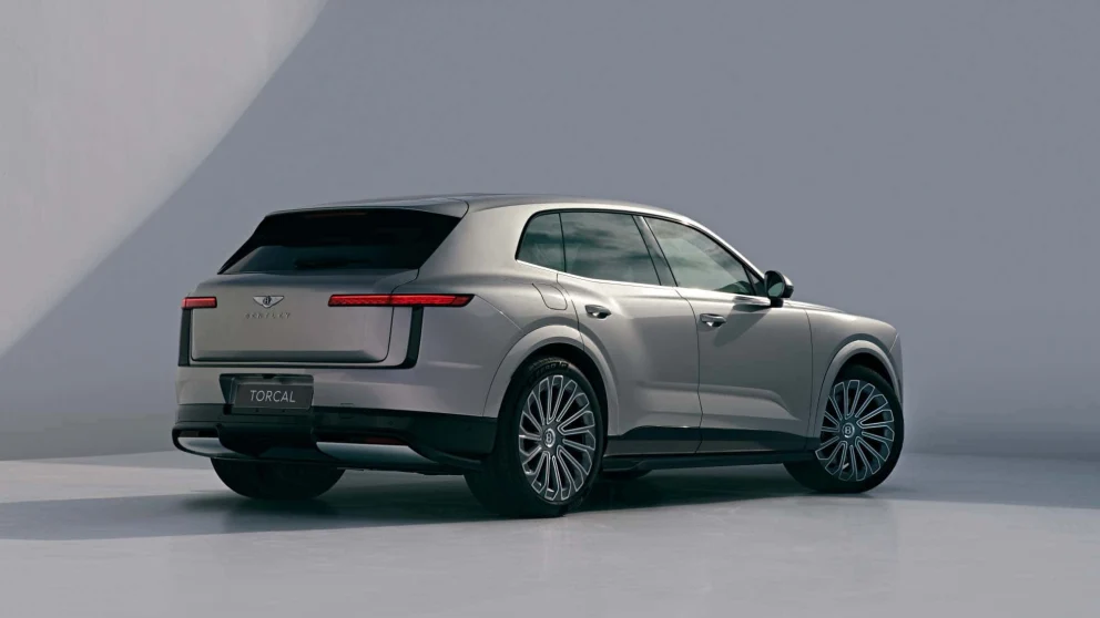 Den knapt fem meter lange SUV-en er samtidig den nye fjerde modellserien til britene – ved siden av Continental GT, Flying Spur og Bentayga.. Kilde: auto-motor-und-sport.de