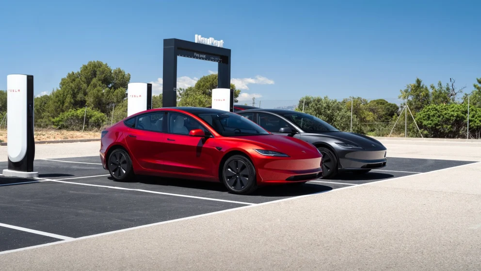 Tesla-appen viser Supercharger-kart før du ankommer