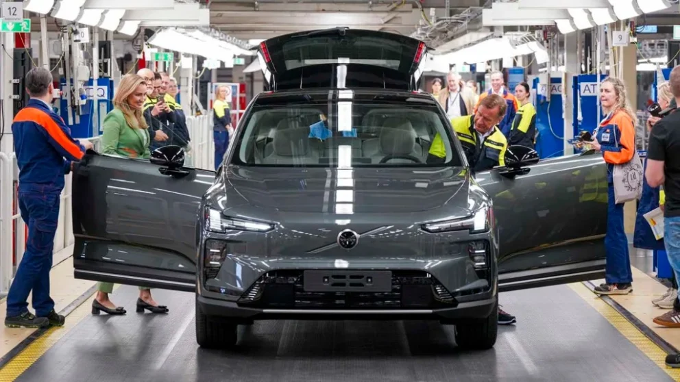 Volvo klarer ikke å få opp farten i sin nye elbilsfabrikk i Torslanda som ble innviet med pomp og prakt i april. Nå kommer det opplysninger om at problemer i den nye elmotorfabrikken i Floby er en flaskehals. Foto: Volvo Cars