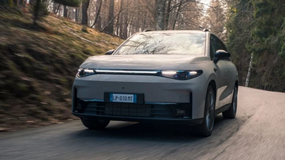 Den nye Leapmotor C10 2027 kommer med mer rekkevidde og kraft, forbedret lading og utvidet teknologi. Kilde: motor.es