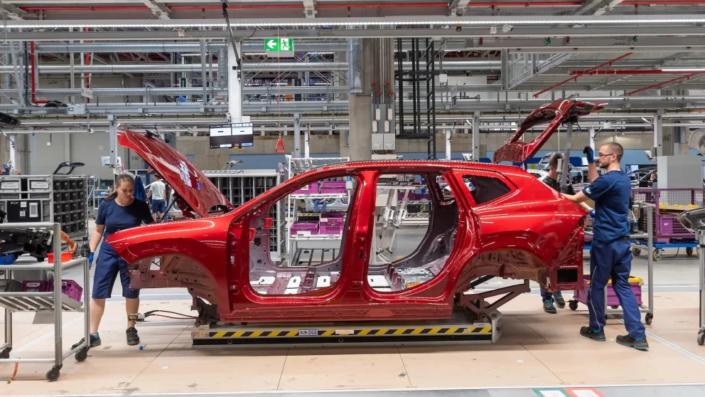 BMW øker iX3-produksjonen: 100.000 bestillinger sender fabrikken over på døgnkontinuerlig drift