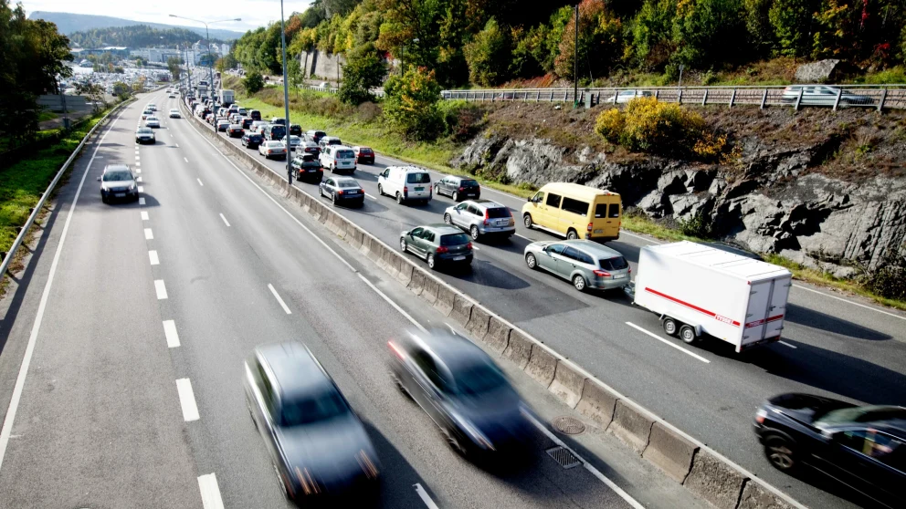 KUTT: Regjeringen foreslår å kutte i veibruksavgiften, men gjør ikke noe med drivstoffavgiftene i sitt forslag til statsbudsjett. . Foto: Kyrre Lien / NTB .