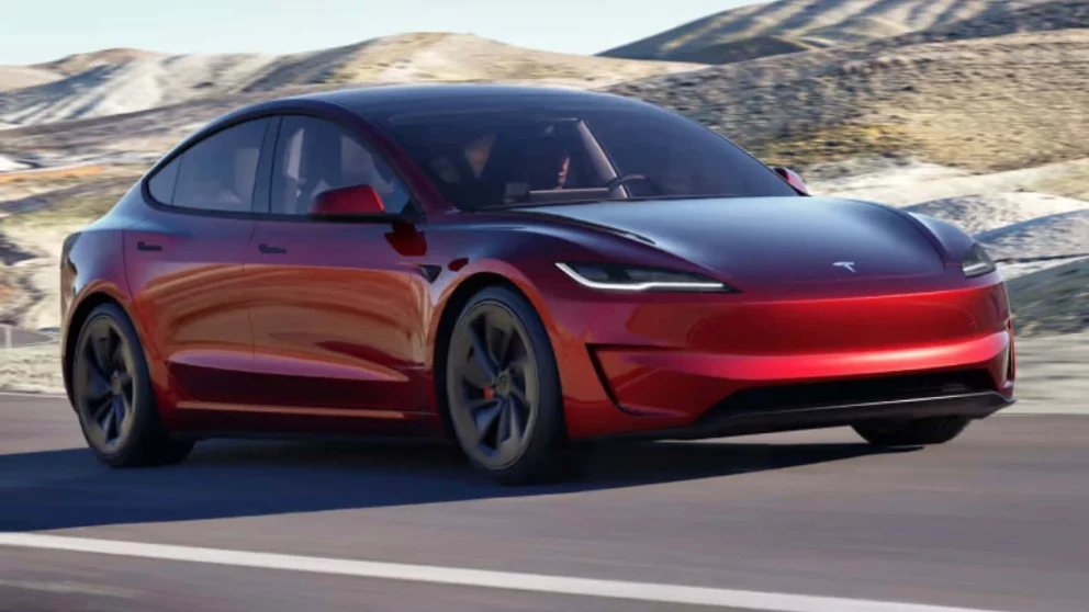 Tesla må oppdatere programvaren for utløsning av sideairbager på rundt 130 000 Model 3 verden over. Med den nåværende utformingen er det økt risiko for skader. Oppdateringen skjer over luften. I Tyskland er rundt 12 700 biler berørt.. Kilde: auto-motor-und-sport.de