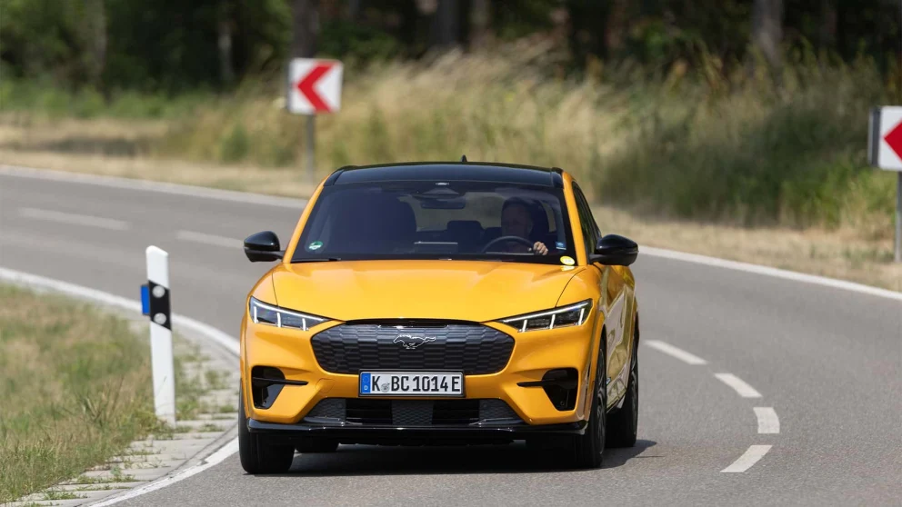 Ford må tilbakekalle rundt 97 000 Mustang Mach-E over hele verden på grunn av et mulig defekt bakakselgir. I Tyskland er nærmere 6 600 kjøretøy berørt.. Kilde: auto-motor-und-sport.de