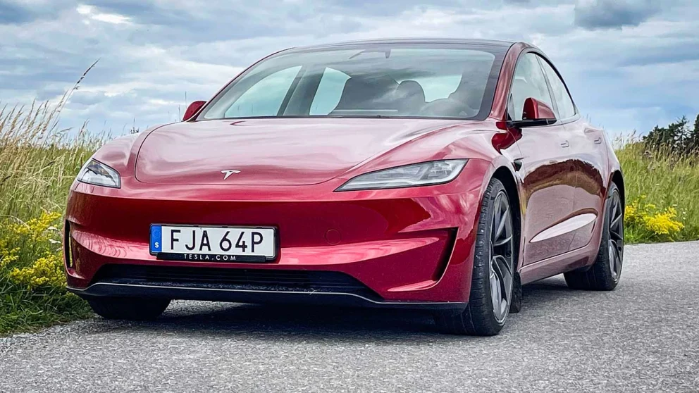Tesla oppgraderer Model 3 med lengre rekkevidde, raskere ytelse og større skjerm