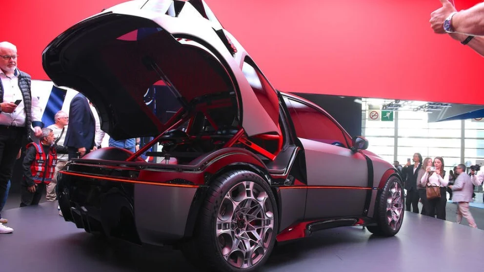Peugeot E-T16 bakre kvartal med clamshell åpen. Kilde: autocar.co.uk