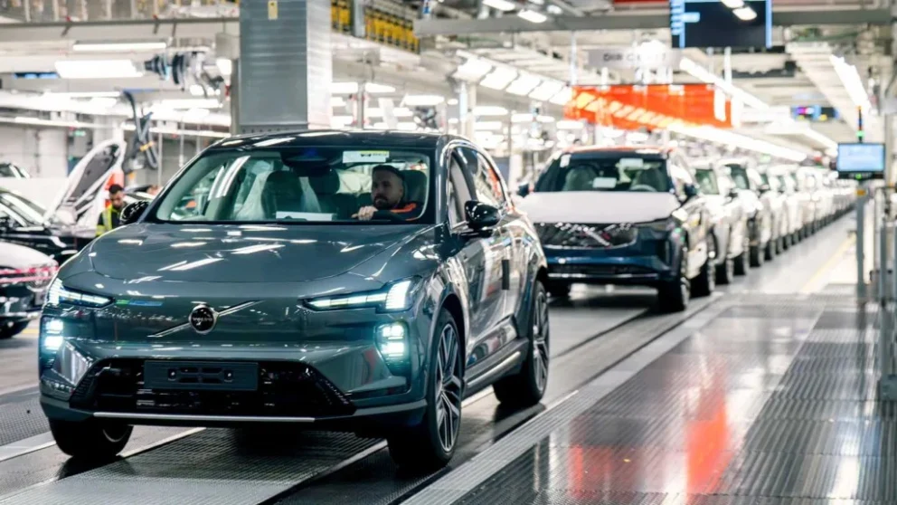 Volvo klarer bare å produsere et fåtall Volvo EX60 i Torslanda-fabrikken. På fredag fikk mange kjøpere beskjed om at leveringen utsettes med ytterligere flere måneder. Foto: Volvo Cars