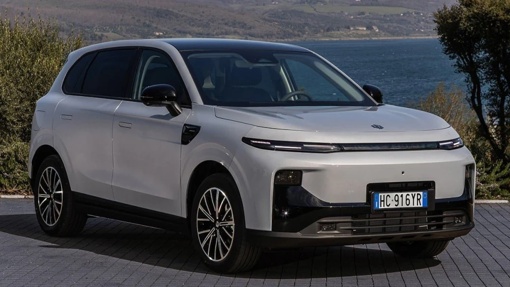 Leapmotor B10 grå i tre kvart forfra, parkert utendørs ved en innsjø.. Kilde: motor.es