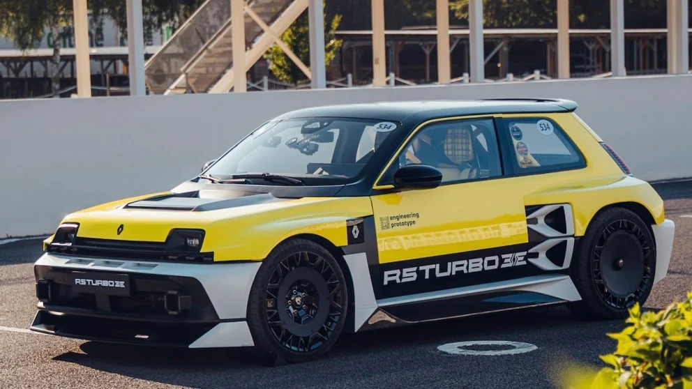 Sidevisning av Renault 5 Turbo 3E. Kilde: motor.es