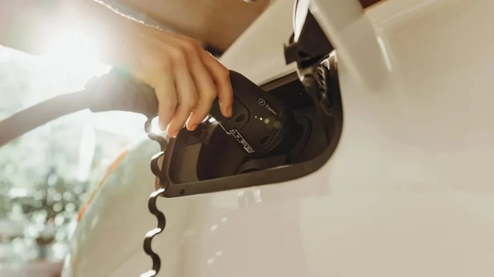 Over 5 000 norske elbileiere har fått bilene sine underkjent ved EU-kontrollen. Alt på grunn av en glemt ladekabel. Bilde: Unsplash