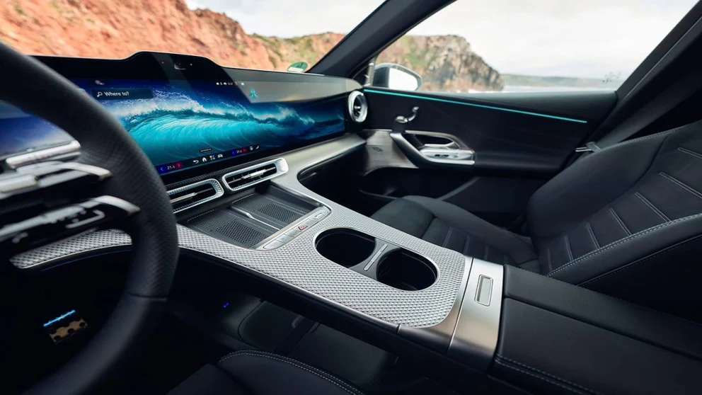 Dashbordet i den elektriske Mercedes GLC. Kilde: motor.es