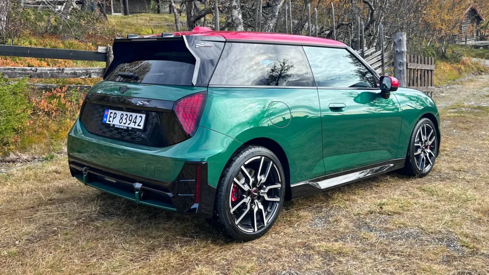 MINI: Med 3,85 meter er denne Minien myyye større enn originalen. Men fortsatt snakker vi kompakt bil.
Foto: Broom