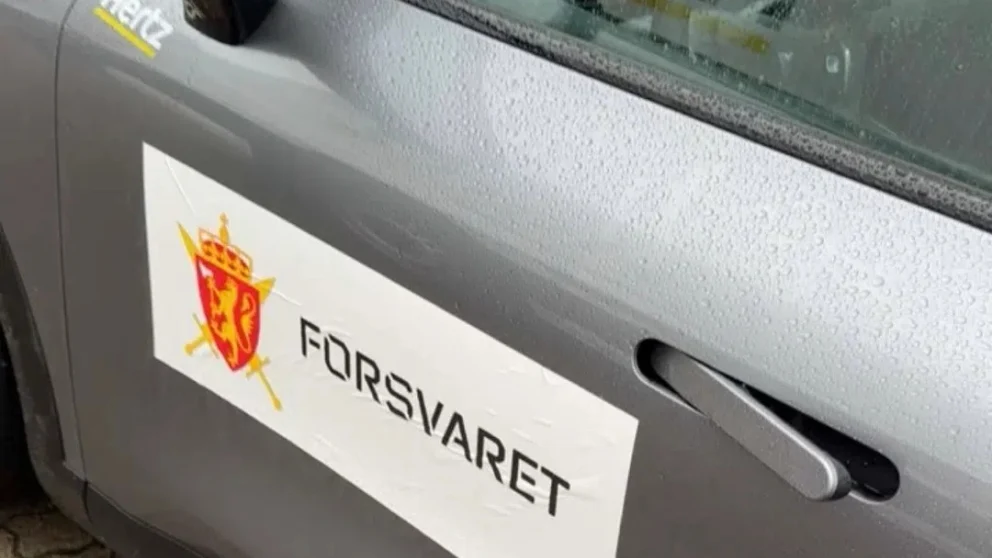 Leiebil i Forsvarets tjeneste. Avsløringen har reist spørsmål om hvilke data moderne biler registrerer under militære oppdrag, og hvem som kan få tilgang til dem.