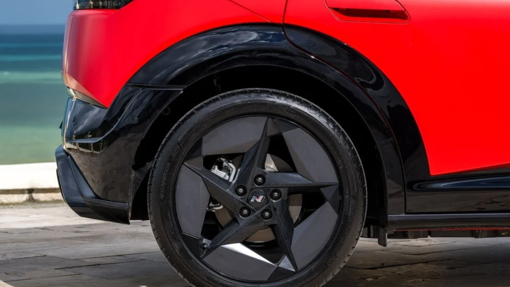 Hyundai Ioniq 3: Praktisk småbil fra 279 900 kroner, men med beskjeden hurtiglading